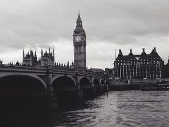 Westminster bridge over thames river with big ben in background