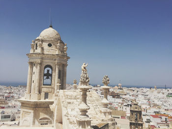 Statue of historic building against sky