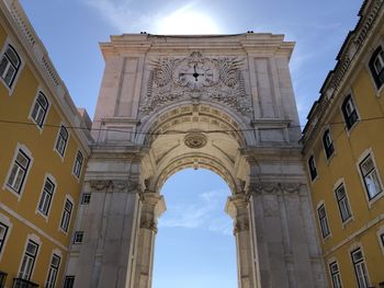 Low angle view of arco da rua augusta in lisbon, portugal under clear blue sky