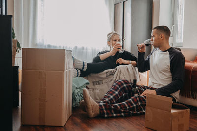 Moving day, new home, valentine's day, unpacking boxes, newlyweds concept. couple celebrating moving 