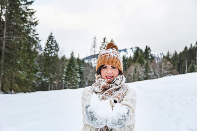 Winter portrait of a young woman. winter clothes, snow.