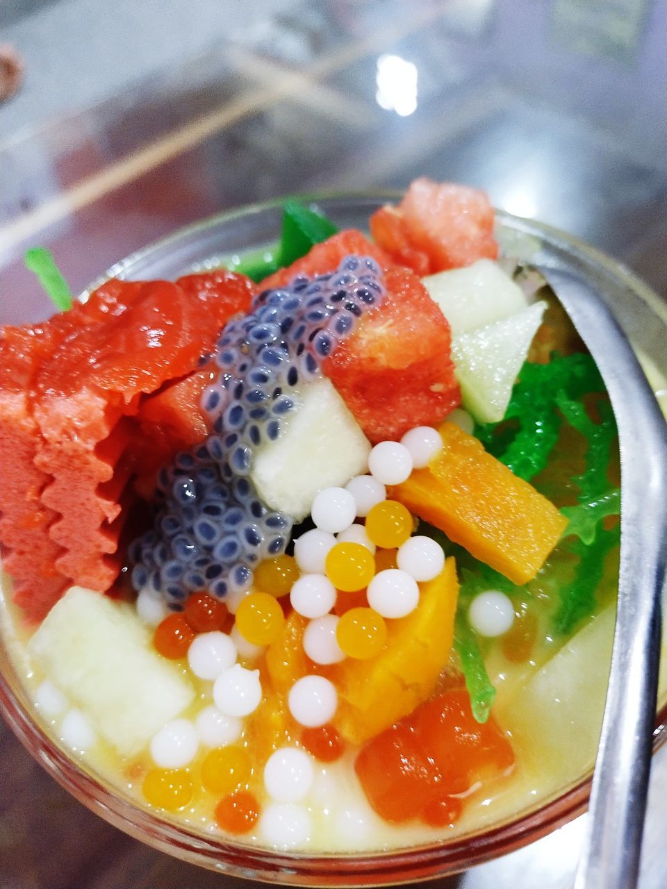 HIGH ANGLE VIEW OF CHOPPED FRUITS IN BOWL