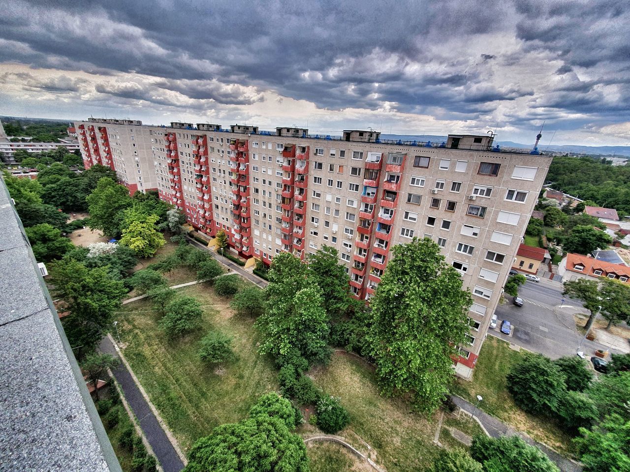 HIGH ANGLE VIEW OF STREET BY BUILDINGS IN CITY