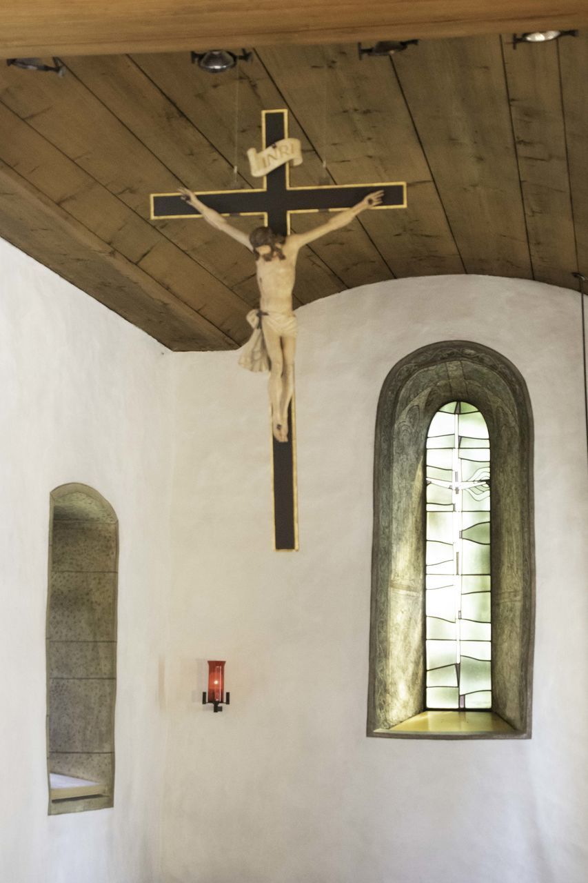 LOW ANGLE VIEW OF CROSS ON BUILDING