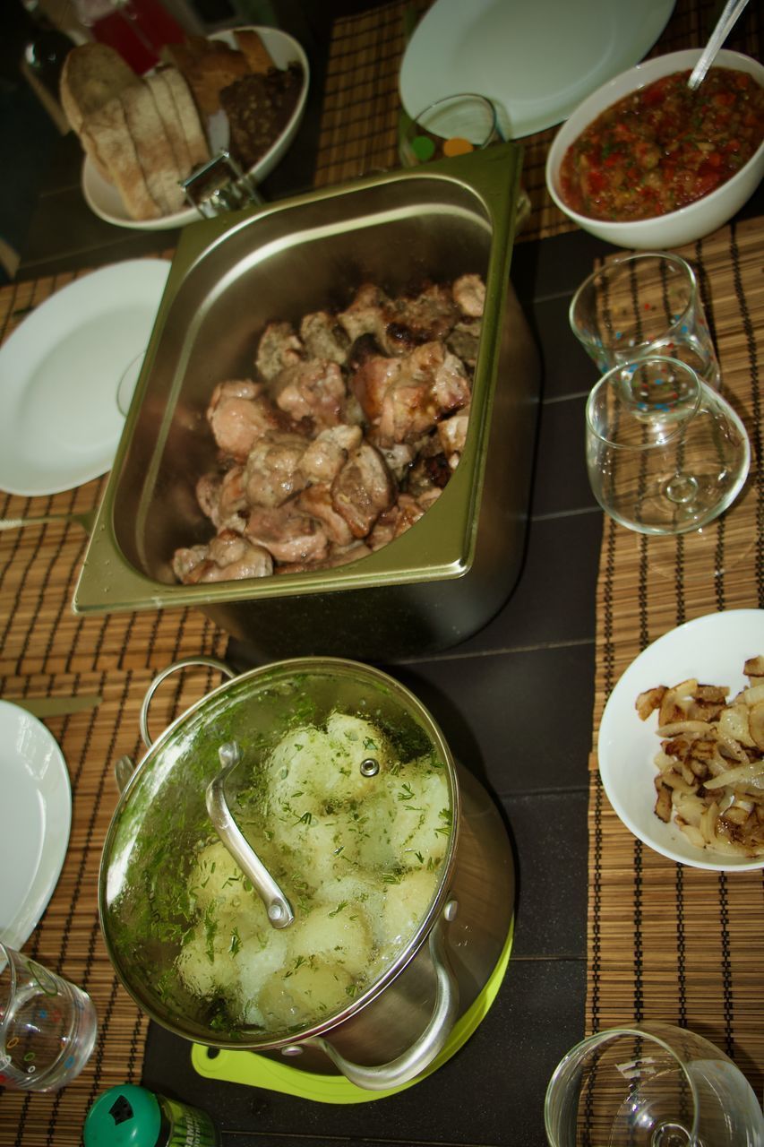 HIGH ANGLE VIEW OF MEAL SERVED IN BOWL