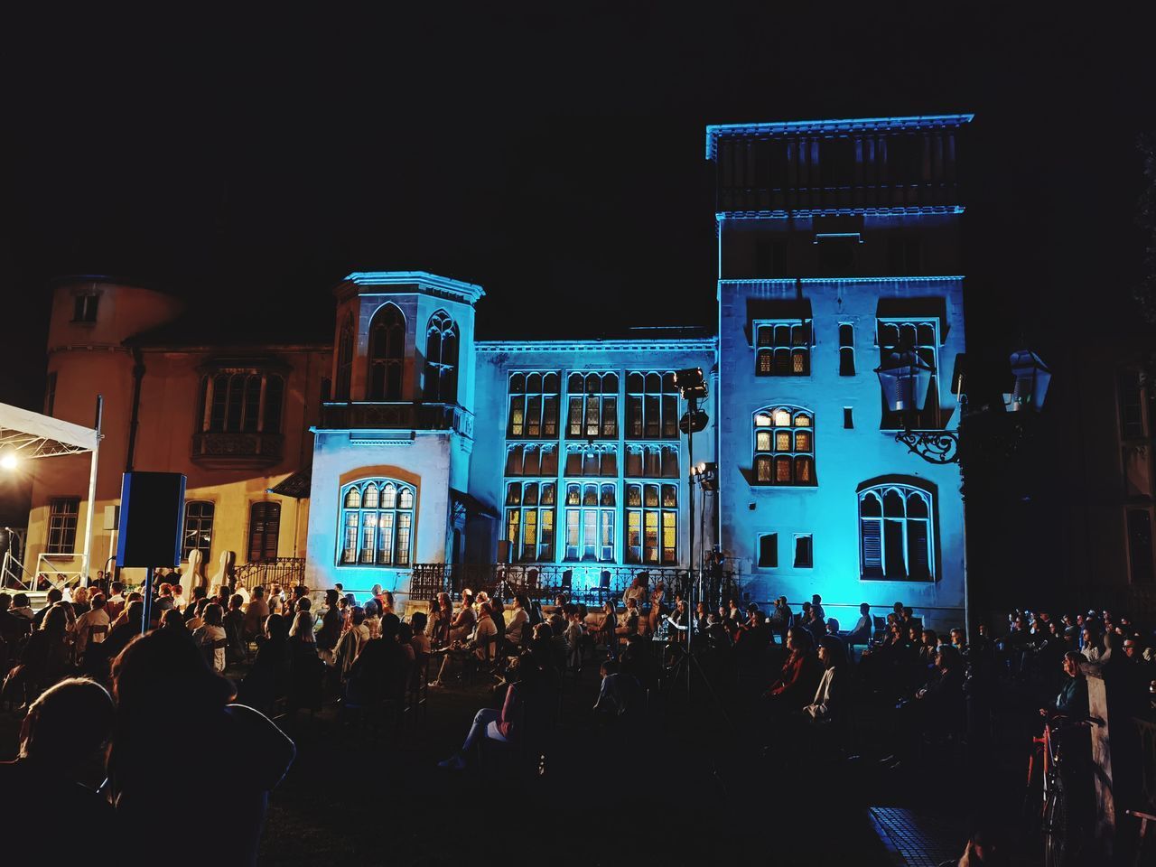 GROUP OF PEOPLE IN FRONT OF BUILDING