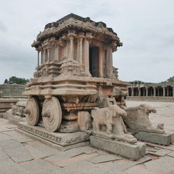 Statue of historical building against cloudy sky