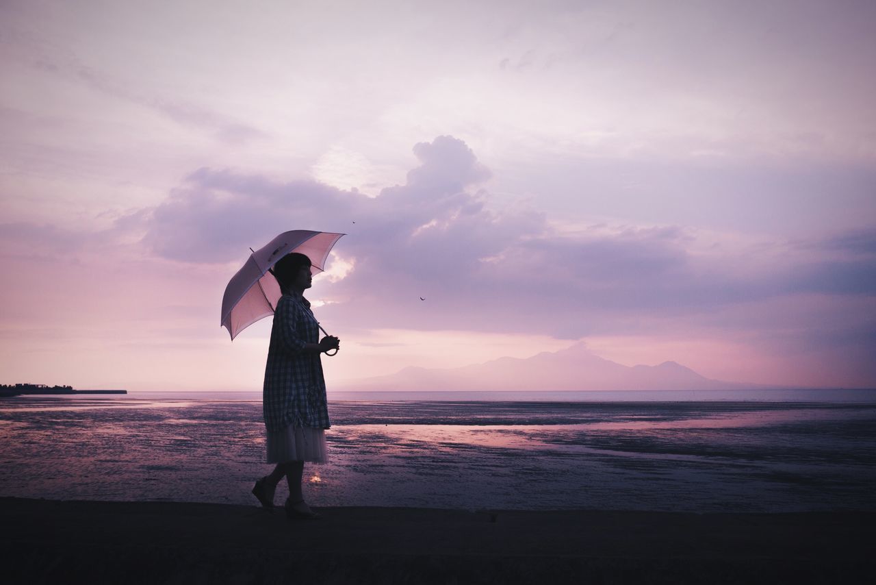 sea, full length, horizon over water, beach, lifestyles, leisure activity, water, sky, shore, standing, silhouette, cloud - sky, scenics, beauty in nature, tranquil scene, tranquility, nature, vacations