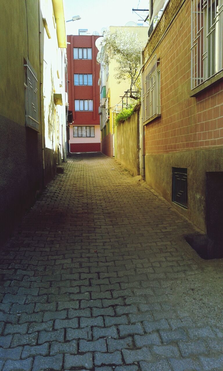 building exterior, architecture, built structure, the way forward, street, cobblestone, residential structure, city, building, residential building, diminishing perspective, narrow, alley, house, day, outdoors, sidewalk, window, no people, footpath