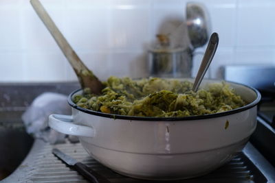 Close-up of rice in bowl on table