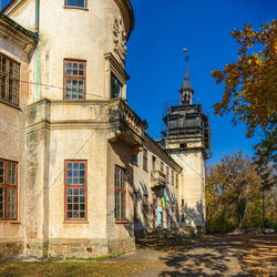 Abandoned count shuvalov palace in talne village, cherkasy region, ukraine, at fall