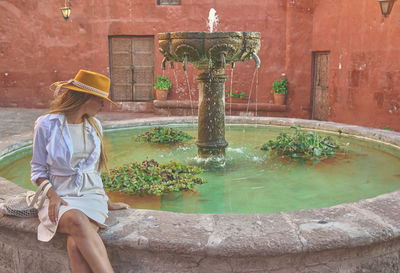 Young tourists exploring in the fountain the santa catalina monastery, convento de santa catalina