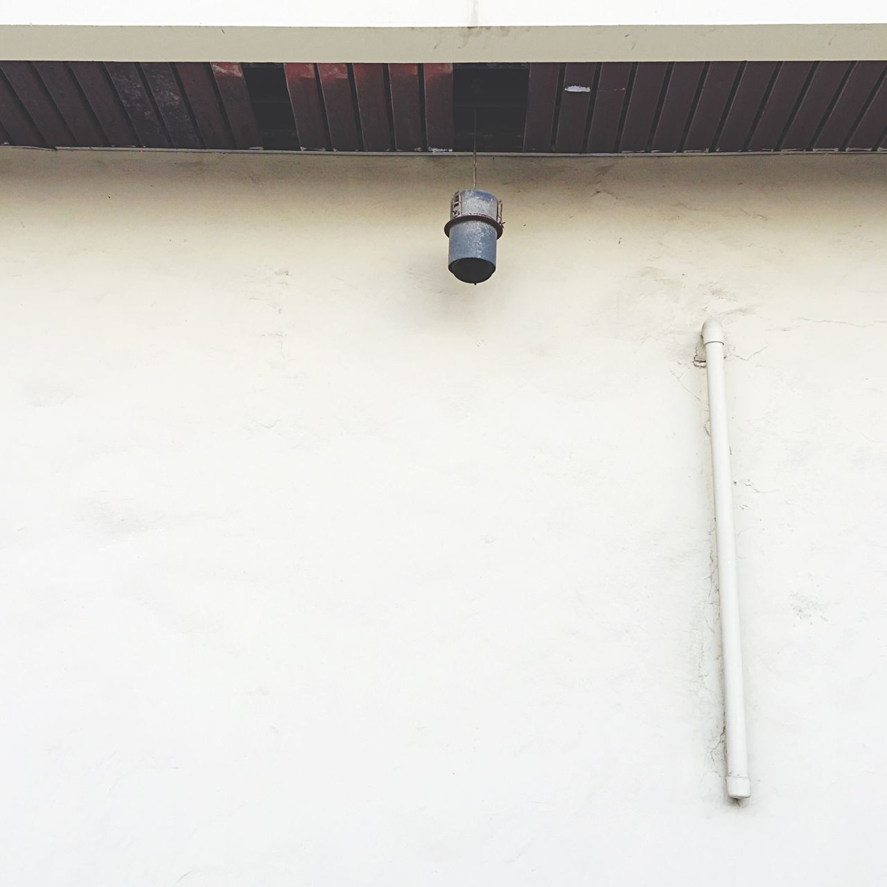 wall - building feature, indoors, built structure, architecture, metal, wall, high angle view, empty, no people, absence, white color, day, transportation, flooring, low angle view, copy space, technology, hanging, pipe - tube, lighting equipment