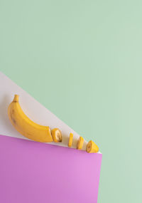 Sliced ripe banana on colored background. flat lay.