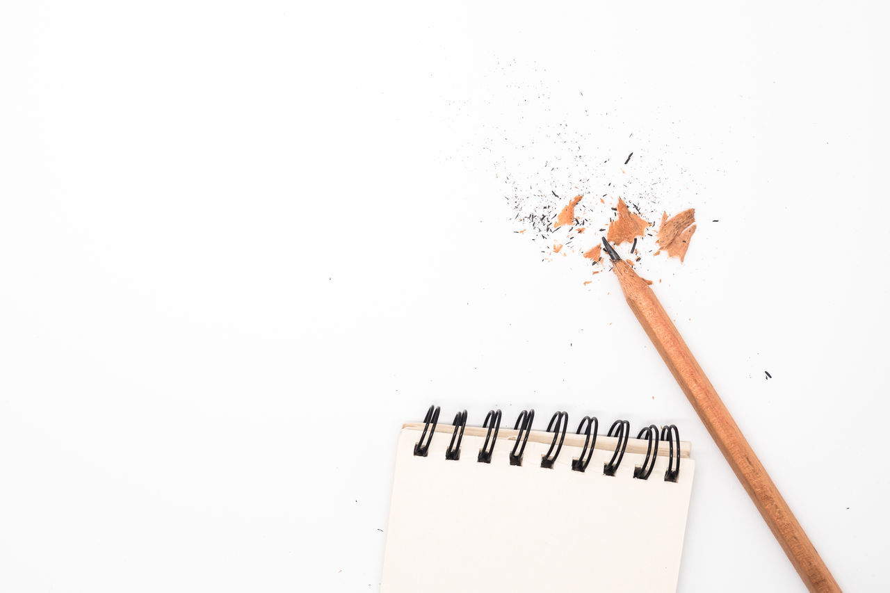 HIGH ANGLE VIEW OF PENCILS AGAINST WHITE BACKGROUND