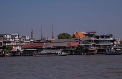 Boats line service people in bangkok city for travel.