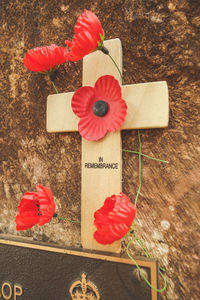 Close-up of red roses with text on wood