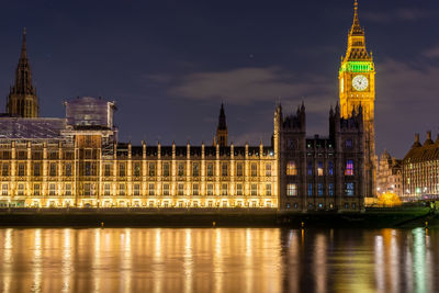 Night photo of the houses of parliament in london