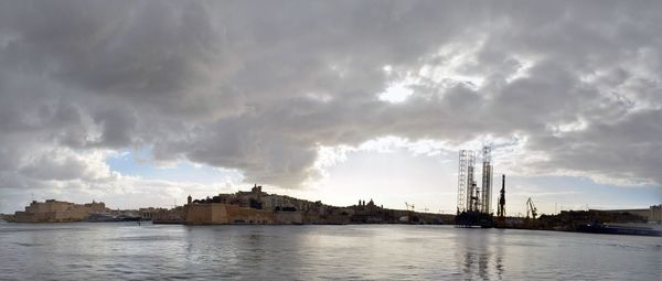 Panoramic view of river against sky in city