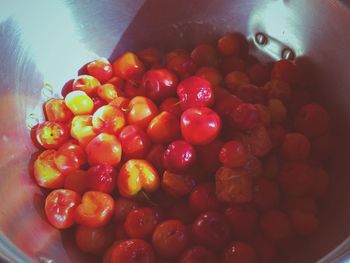 Close-up of cherries in bowl