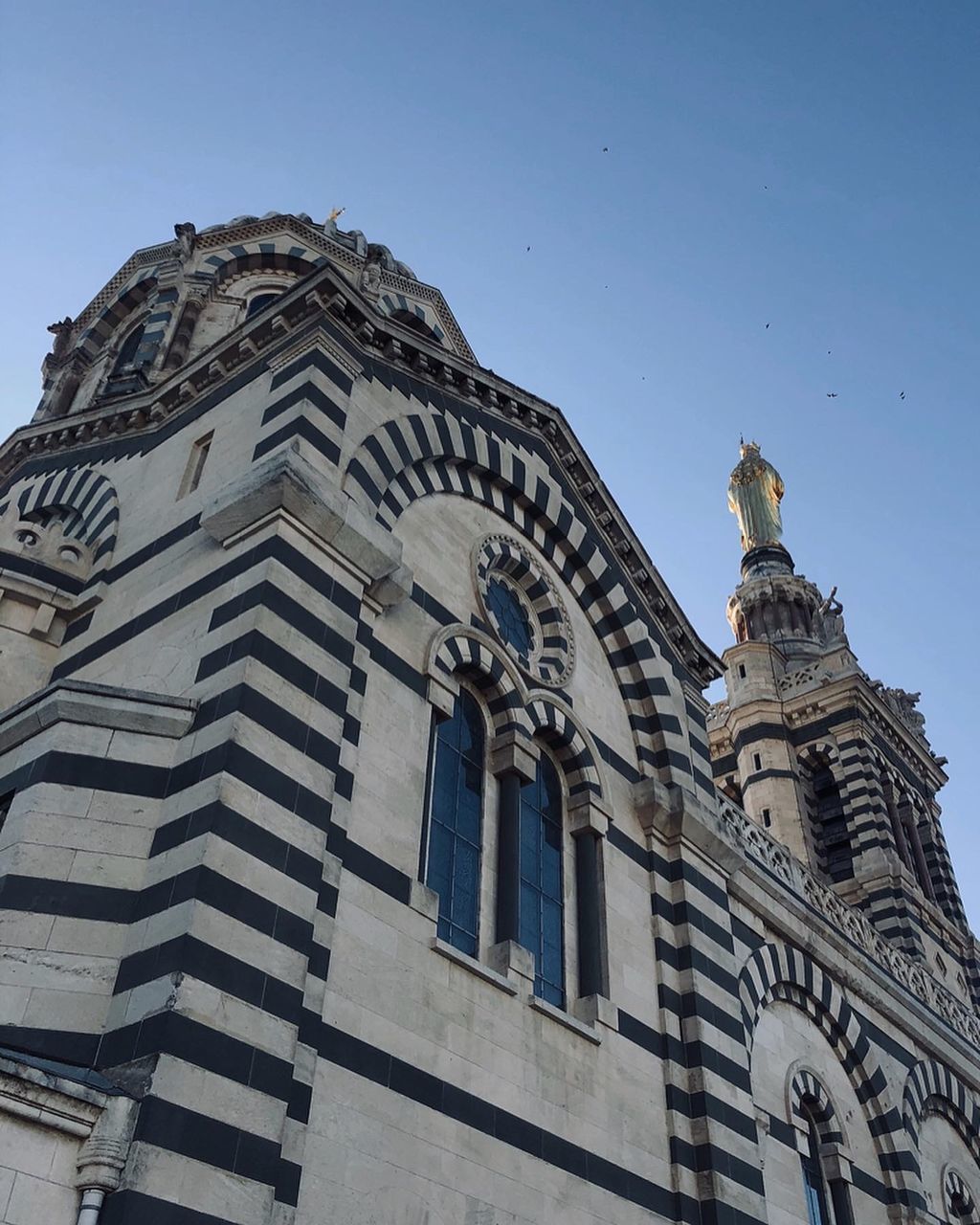 LOW ANGLE VIEW OF STATUE AGAINST SKY