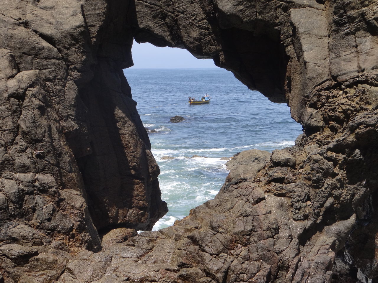 Ventana en los roquerios en la costa de