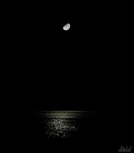 night, moon, tranquil scene, water, scenics, tranquility, copy space, beauty in nature, illuminated, dark, astronomy, sea, nature, clear sky, full moon, waterfront, idyllic, sky, reflection, no people