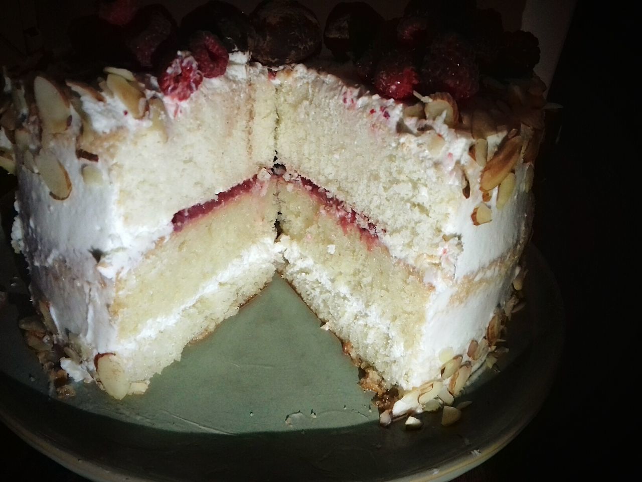 HIGH ANGLE VIEW OF CAKE ON PLATE