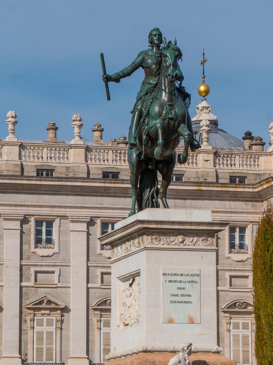 LOW ANGLE VIEW OF STATUE