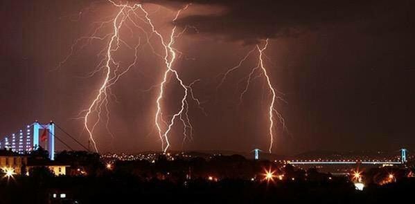 night, illuminated, long exposure, sky, motion, firework display, lightning, built structure, exploding, glowing, thunderstorm, celebration, power in nature, building exterior, architecture, light, light - natural phenomenon, blurred motion, arts culture and entertainment, city