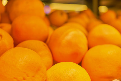 Blurred background of shelf with oranges, background and splash idea 