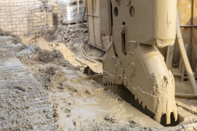 Underground diaphragm wall hydraulic grab.  construction of diaphragm wall using grab system.