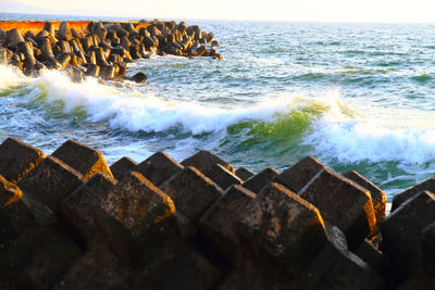 Panoramic view of sea waves splashing on rocks