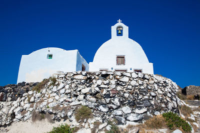 Beautiful small church next to the walking path between fira and oia in santorini island