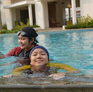 Portrait of smiling girl in swimming pool