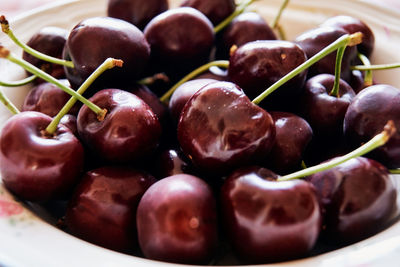 Close-up of grapes in bowl