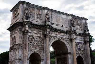 Arch of constantine, the triumphal arch in rome, located between the coliseum and palatine, italy