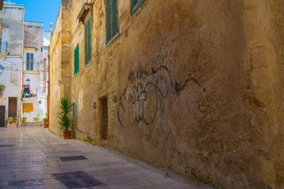 Graffiti on wall of building