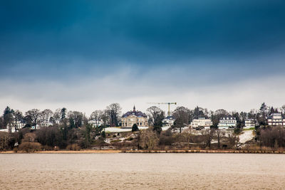 Beautiful houses and beaches on the banks of elbe river in hamburg on a cold end of winter day