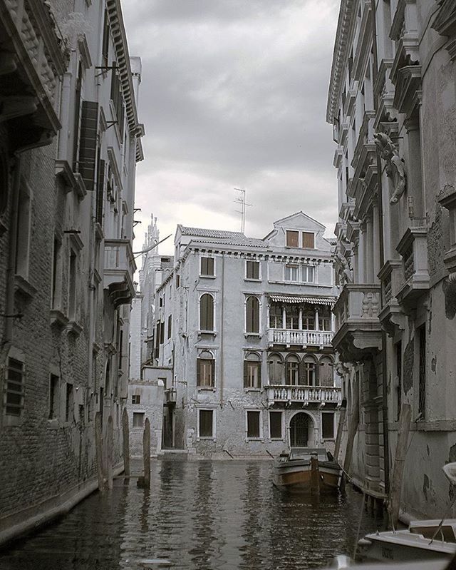 architecture, building exterior, built structure, water, sky, waterfront, canal, building, residential structure, residential building, cloud - sky, city, house, reflection, nautical vessel, window, cloud, outdoors, day, no people