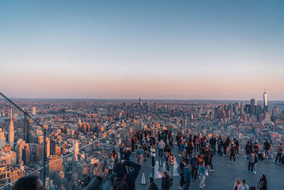 April, 30th 2022, new york, tourists admiring ny from the edge