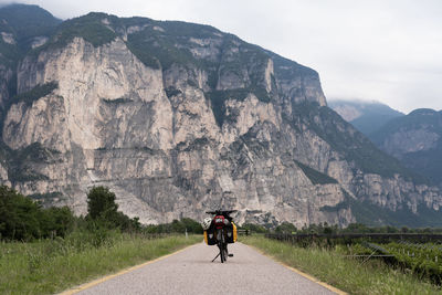 Rear view of man riding horse on mountain