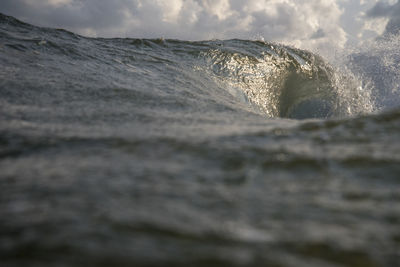 Waves splashing in sea