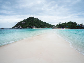 Koh nang yuan island iconic white sand bar with clear turquoise sea. near koh tao island, thailand.