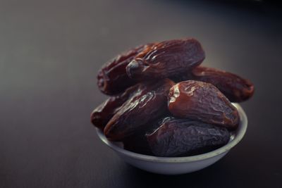 Close-up of bananas in bowl on table