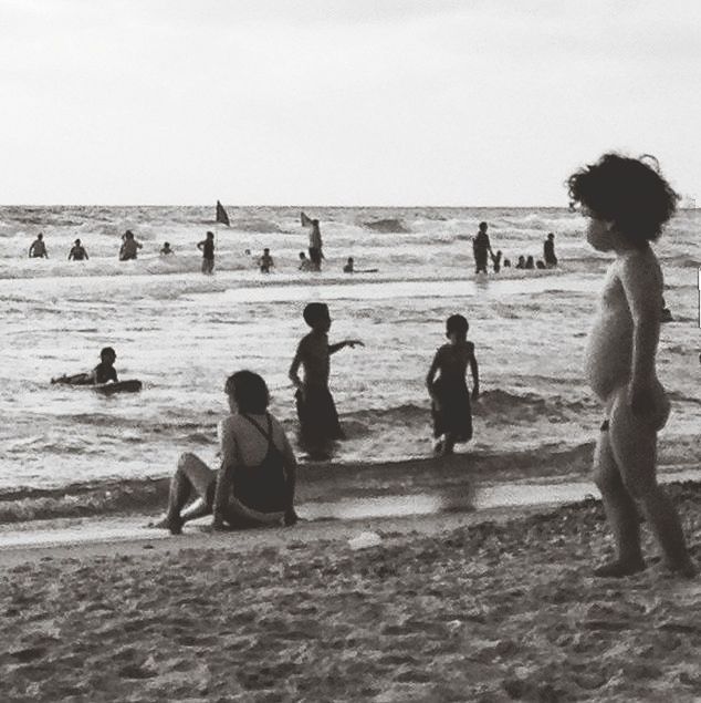 sea, water, beach, horizon over water, leisure activity, men, shore, lifestyles, togetherness, person, vacations, sand, clear sky, large group of people, relaxation, copy space, nature, rear view, sitting