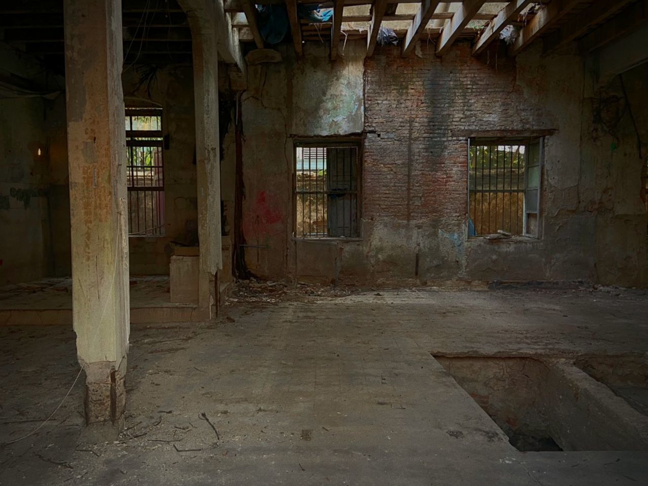 EMPTY CORRIDOR OF OLD BUILDING