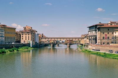 Ponte vecchio over arno river against sky