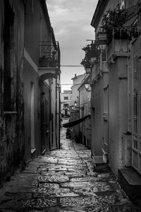 Narrow alley amidst buildings in city