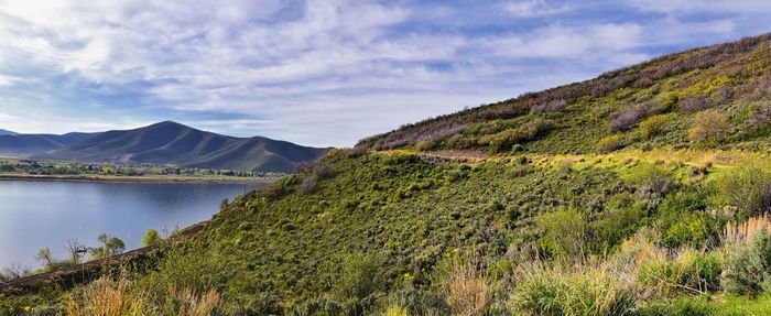 Deer creek reservoir by mount timpanogos in utah county, united states. hiking views